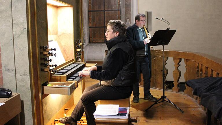 Ulrike Lauer an der Orgel und Andreas Stößer an der Flöte gestalten den Adventsimpuls musikalisch.