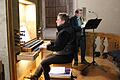 Ulrike Lauer an der Orgel und Andreas Stößer an der Flöte gestalten den Adventsimpuls musikalisch.