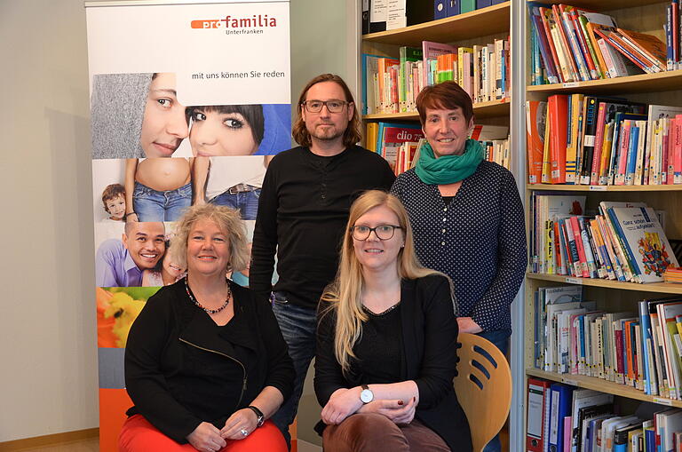 Das unterfränkische Pro-Familia-Team (von links): Beate Schlett-Mewis und Hans-Peter Breuner aus Würzburg, Martina Schneider aus Schweinfurt und Maria Bakonyi aus Aschaffenburg Foto: Pat Christ