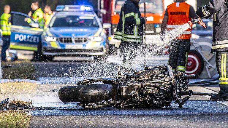 Nach einem tödlichen Motorradunfall bei Kirchzell im Mai 2020 (hierbei handelt es sich um ein Symbolbild) müssen sich zwei junge Männer wegen eines illegalen Rennens vor Gericht verantworten.