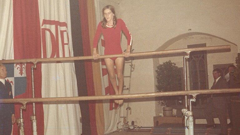 Robert Spies (links) überwacht bei der 50-Jahr-Feier der Turngemeinde Karlstadt 1971 die Übung einer Turnerin am Stufenbarren. Robert Spies (links) überwacht bei der 50-Jahr-Feier der Turngemeinde Karlstadt 1971 die Übung einer Turnerin am Stufenbarren.