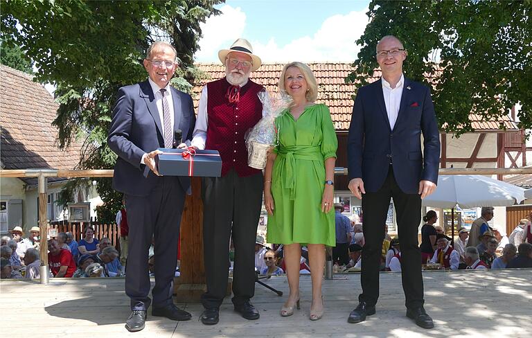 Ab in den Bezirksruhestand (von links): Bezirkstagspräsident Erwin Dotzel verabschiedete Museumsleiter Reinhard Hüßner in den Ruhestand, mit dabei Landrätin Tamara Bischof und Bürgermeister Dieter Lenzer.