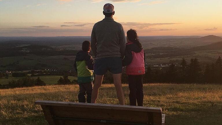 Eindrucksvoll für Kinder: Der Sonnenuntergang auf der Platzer Kuppe. Eindrucksvoll für Kinder: Der Sonnenuntergang auf der Platzer Kuppe.