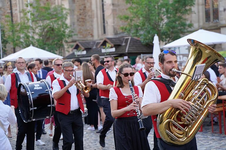 Mit dem Einzug der Festgäste und der Mönchstockheimer Blaskapelle am Freitagabend auf dem historischen Marktplatz begannen die Feierlichkeiten.