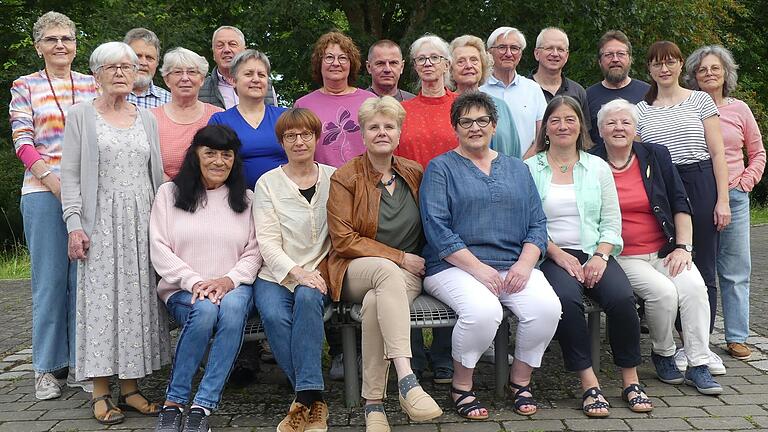 Zu einem besonderen Konzert lädt der Kammerchor der VHS am 13. Juli in die Stadtpfarrkirche St. Michael ein. Wir haben vorab mit Chorleiterin Ruth Radecker (sitzend, 2. von rechts) und Véronique Schmitt (ganz links) gesprochen.&nbsp;