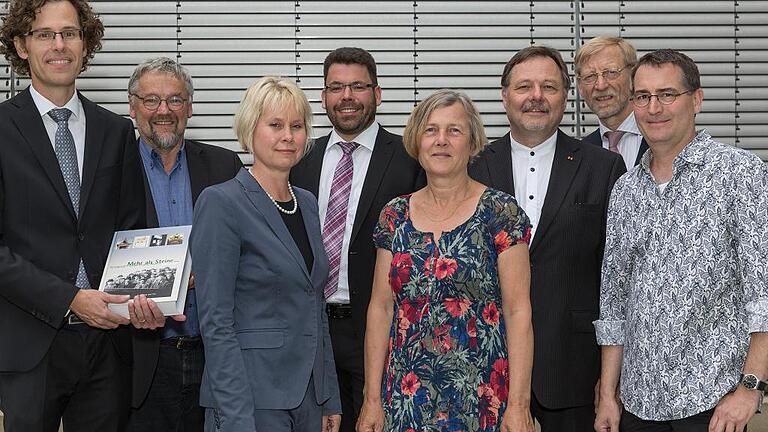 Herausgeber und Autoren: Das Team des Projekts &bdquo;Synagogengedenkband Bayern&ldquo; besteht aus (von links): Axel Töllner, Hans Schlumberger, Gury Schneider-Ludorff, Gerhard Gronauer, Cornelia Berger-Dittscheid, Wolfgang Kraus, Hans-Christoph Dittscheid und Hans-Christof Haas. Axel Töllner (links) hält den gerade erschienenen ersten Teilband über die unterfränkischen Synagogen in den Händen.