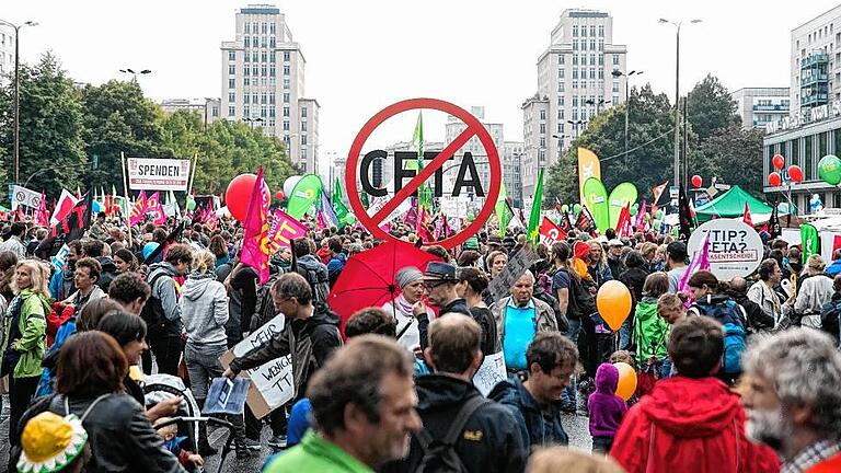 Demonstration gegen die Handelsabkommen       -  Hunderttausende Menschen gingen am Wochenende gegen Freihandelsabkommen wie Ceta in deutschen Großstädten &ndash; wie hier in Berlin &ndash; auf die Straße.