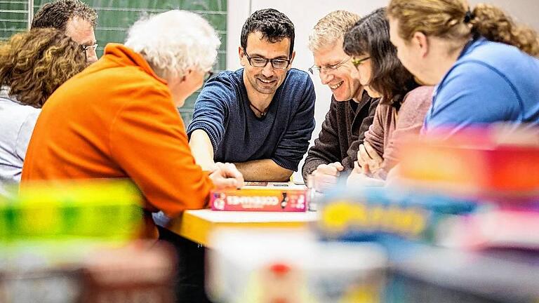 Konzentrierte Blicke und viel Spaß: Besuch  beim Spieletreff in Ochsenfurt.