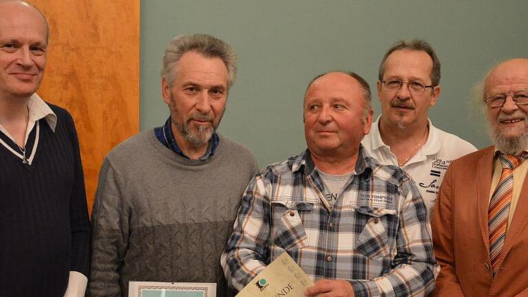 Gerhard Nier (links), Vorsitzender der Briefmarkenfreunde, und Ludwig Gambert (rechts), Vorsitzender des Landesverbands, ehrten (weiter von links) Erich Fries, Bert Bratschetl und Uwe Stäblein.