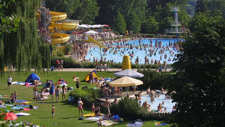 Das Kitzinger Freibad auf der Mondseeinsel. Das Kitzinger Freibad auf der Mondseeinsel.
