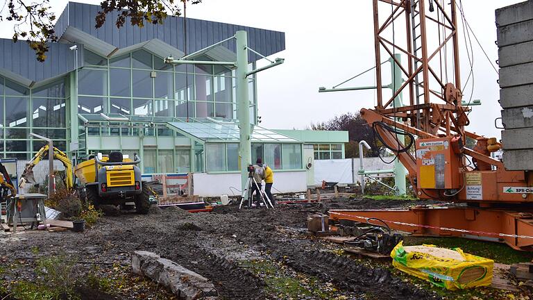 Weitere Baustelle an der Frankentherme: Anstelle der alten Anlage, die abgerissen wurde, entsteht dort derzeit eine neue Röhrenrutsche samt dazugehörigen Rutschenturm.