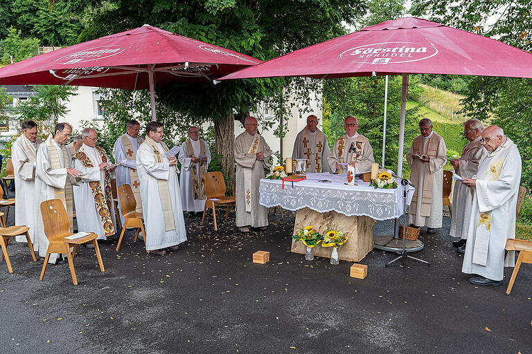 Sein goldenes Priesterjubiläum feierte Pfarrer Stanislav Kulesza (am Altar) mit zahlreichen Weggefährden mit einem Festgottesdienst.