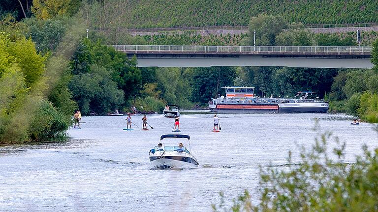 Viel Betrieb ist in den Sommermonaten auf dem Main, wie hier bei Sommerhausen. Für Binnenschiffer ist das nicht immer einfach.