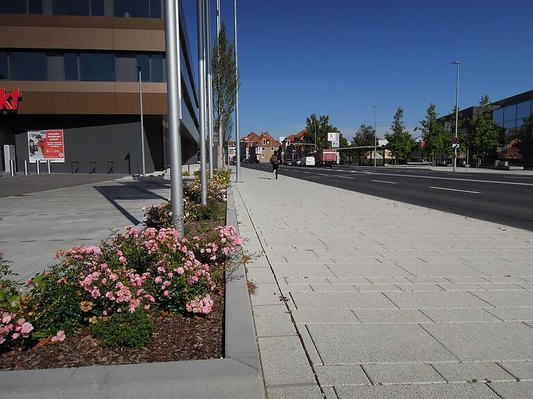 Neu gestaltet wurde auch der Fuß- und Radweg entlang der Meininger Straße rund um den Media Markt.