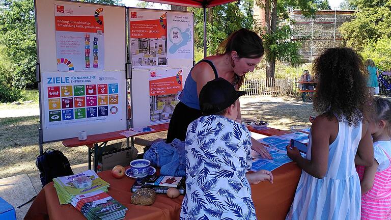 Ronja Rohlik stellt die Arbeit der Umweltstation an einem Infostand beim Hafenfest in Marktsteft vor.