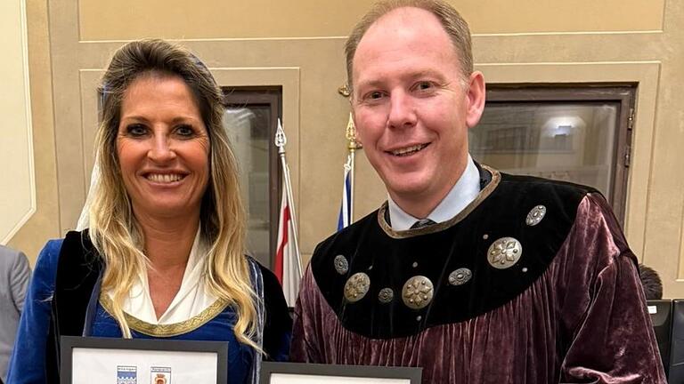 Festakt im Rathaus von Montevarchi: Bürgermeisterin Silvia Chiassai Martini und OB Stefan Güntner im Mittelalter-Gewand mit den Urkunden der Städtepartnerschaft. Festakt im Rathaus von Montevarchi: Bürgermeisterin Silvia Chiassai Martini und OB Stefan Güntner im Mittelalter-Gewand mit den Urkunden der Städtepartnerschaft.