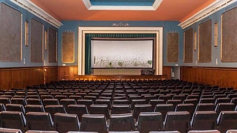 Das Kino in der früheren Flugzeugwerft im April 2013. Derzeit entsteht in dem entkernten Gebäude ein Nahversorgungszentrum mit Rewe-Markt.                             FOTO Christoph Weiß