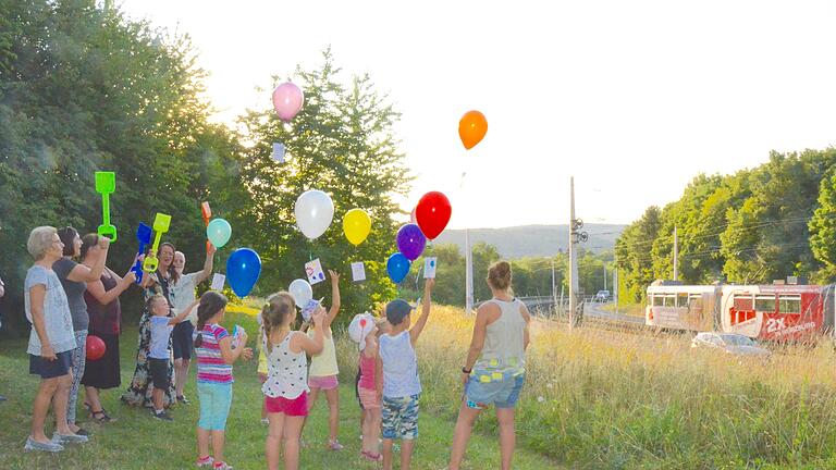 Vorschulkinder des städtischen Kindergartens „Schlaumäuse“ feierten das Jubiläum an der Berner Straße. Da die Kinder im nächsten Jahr in die Schule kommen, hatte die Leiterin des Kindergartens, Martina Hofmann, mit ihrem Team noch einen besonderen Abschiedsabend mit Picknick, Nachtwanderung und Übernachtung organisiert.Foto: Otto Kindermann