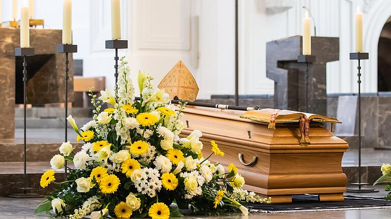 Noch liegen am Samstag die Mitra und der Bischofsstab auf dem Sarg. Um 12.35 Uhr wurden die Insignien von Bischof Paul-Werner Scheele entfernt und danach der Sarg durchs Langhaus in die Krypta getragen.