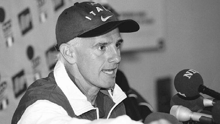 Arrigo Sacchi als italienischer Nationaltrainer während einer Pressekonferenz im Jahr 1996.