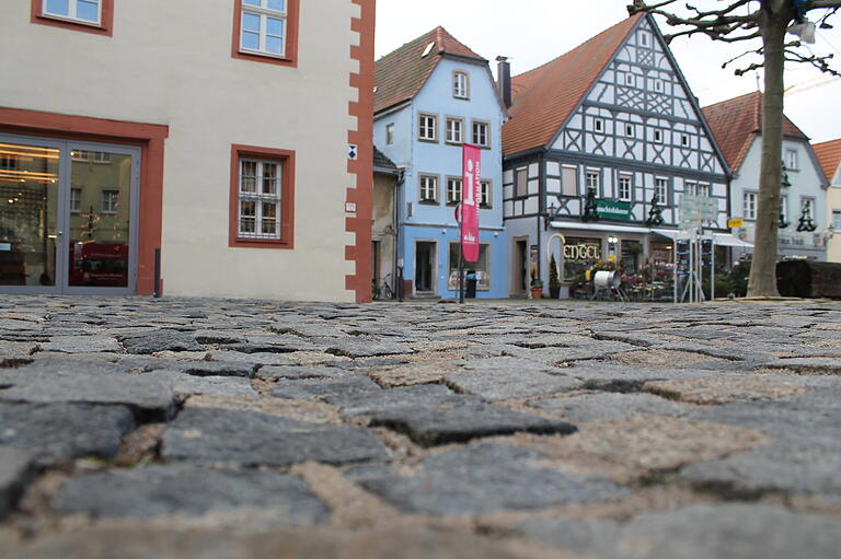 Das Pflaster des Gerolzhöfer Marktplatzes ist an vielen Stellen stark verdrückt. Eine Sanierung des Belags wird immer dringlicher.