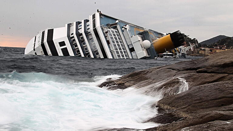 Vor genau zehn Jahren kenterte das Kreuzfahrtschiff Costa Concordia: Am 13. Januar 2012 hatte das Schiff einen Felsen vor der italienischen Insel Giglio gerammt. 32 Menschen starben.