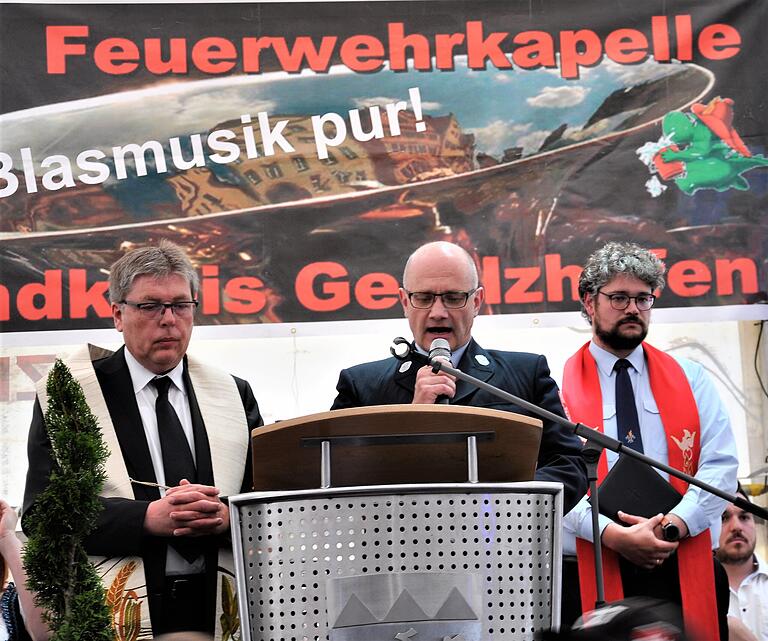 Pfarrer Thomas Amrehn (links) und Pfarrer Thomas Wessel (rechts) von der Evangelisch-Lutherischen Kirchengemeinde Schwebheim segneten in ökumenischer Gemeinschaft das neue Feuerwehrhaus. In der Mitte Eric Dittmann, der den Text aus dem Johannes-Evangelium vortrug, in dem alle aufgefordert sind, einander zu achten und zu lieben.