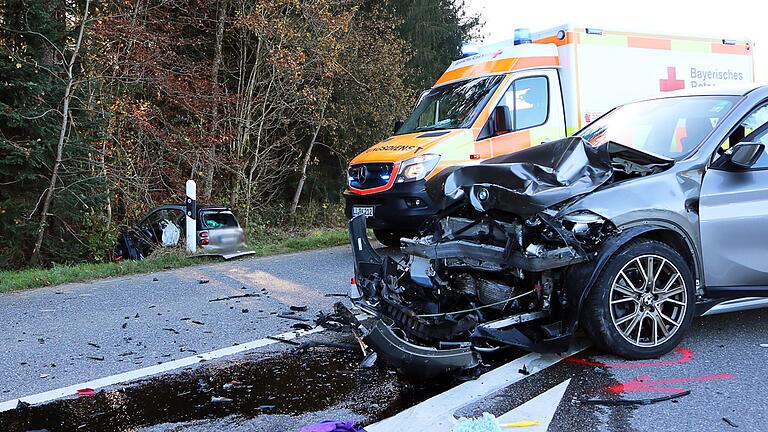 Tödlicher Unfall auf Bundesstraße im Allgäu       -  Der 87-jährige Autofahrer nahm dem anderen Fahrer den Erkenntnissen zufolge die Vorfahrt.