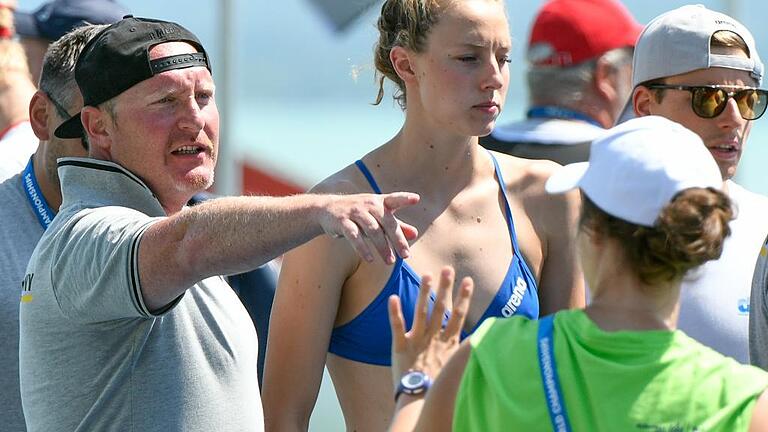 Schwimmen: Weltmeisterschaft       -  Keine WM-Medaille im Freiwasser: Der Würzburger Bundestrainer Stefan Lurz, hier mit Leonie Beck im Zielbereich der abschließenden 25-Kilometer-Rennen, erlebte Ungewohntes.