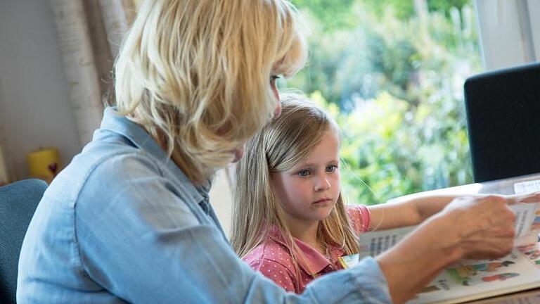 Beim Vorlesen geht es vor allem darum, seinem Kind Aufmerksamkeit zu schenken. Foto: Christin Klose/dpa-tmn       -  Beim Vorlesen geht es vor allem darum, seinem Kind Aufmerksamkeit zu schenken.