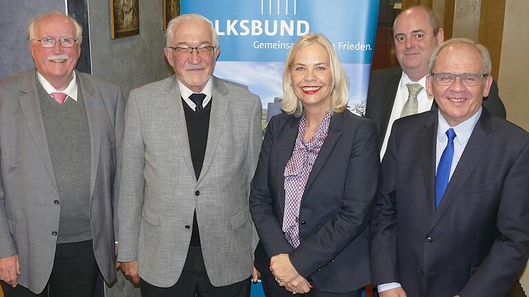 Regierungspräsidentin Susanne Weizendörfer ist die neue Vorsitzende des Bezirksverbands Unterfranken im Volksbund Deutsche Kriegsgräberfürsorge. Mit ihr freuen sich (von links) Landesvorsitzender Wilhelm Wenning, stellvertretender Landesvorsitzender und Ehrenvorsitzender des Bezirksverbandes Paul Beinhofer, Bezirksgeschäftsführer Oliver Bauer und der bisherige Bezirksvorsitzende Eugen Ehmann, der wie Beinhofer ehemaliger Regierungspräsident ist. Regierungspräsidentin Susanne Weizendörfer ist die neue Vorsitzende des Bezirksverbands Unterfranken im Volksbund Deutsche Kriegsgräberfürsorge. Mit ihr freuen sich (von links) Landesvorsitzender Wilhelm Wenning, stellvertretender Landesvorsitzender und Ehrenvorsitzender des Bezirksverbandes Paul Beinhofer, Bezirksgeschäftsführer Oliver Bauer und der bisherige Bezirksvorsitzende Eugen Ehmann, der wie Beinhofer ehemaliger Regierungspräsident ist.