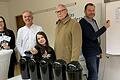 Auslosung der Gewinner der Weihnachtsverlosung in Bad Neustadt 2024. Das Foto zeigt (von links): Fördervereins-Kassierin Theresia Griebel, 1. Vorsitzenden Guido Vorndran, Glücksfee Lilly Pawellek, Rechtsanwalt Rupert Adelmann und 2. Vorsitzenden Peter Dietz.