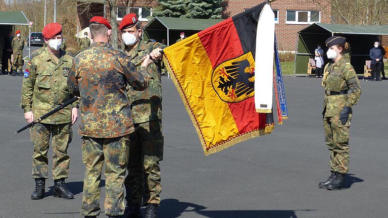 Oberst Kai Häußermann (Bildmitte) übergibt auf dem Appellplatz die Bataillonsfahne an den neuen Chef, Holm Schreiter. Links außen der scheidende Kommandeur Frank Dannenberg.