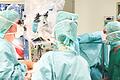 Dr. Albrecht Waschke (links) und Dr. Rupert Reichart (rechts vorne) beim Eingriff&nbsp; der Tumor-Operation unter hypnotischer Begleitung am Rhön-Klinikum Campus Bad Neustadt.