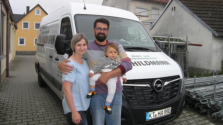 Melina Hildmann und Fonda Tzinelis haben die Rollen getauscht. Sie verdient den Familienunterhalt, er kümmert sich um Söhnchen Arno. Melina Hildmann und Fonda Tzinelis haben die Rollen getauscht. Sie verdient den Familienunterhalt, er kümmert sich um Söhnchen Arno.