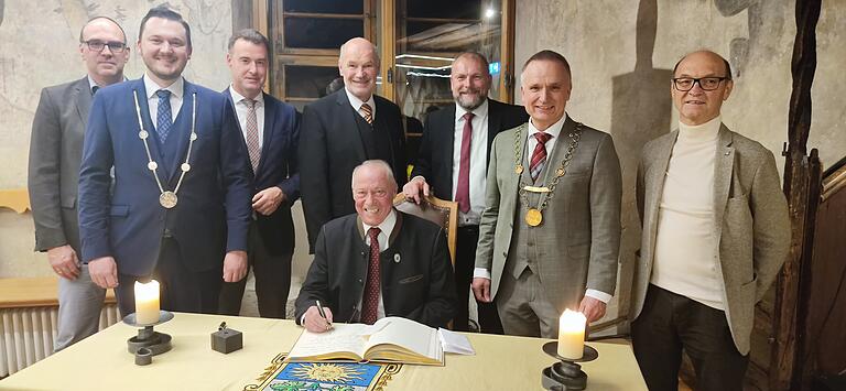Eintrag ins Goldene Buch: Ehrenbürger Fritz Steinman mit den Weggeführten (von links) Winterhausens Bürgermeister Christian Luksch, Zweiter Bürgermeister Stefan Diroll, Markus Schenk, Altlandrat Eberhard Nuß, Landrat Thomas Eberth, Bürgermeister Wilfried Saak und Frickenhausens Bürgermeister Günther Hofmann.