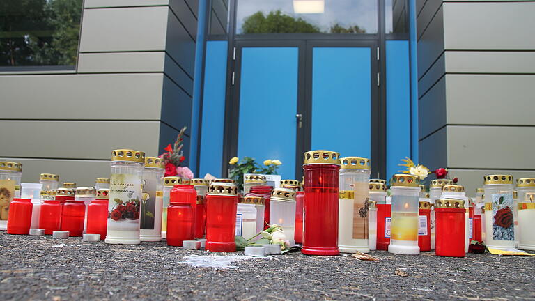 Blumen und Kerzen in der Nähe des Tatorts in Lohr, an dem am Freitag vergangener Woche ein Jugendlicher getötet worden war. Beim TSV Sackenbach, einem Lohrer Stadtteilverein, wollen sie nun die Familie des Opfers unterstützen. Blumen und Kerzen in der Nähe des Tatorts in Lohr, an dem am Freitag vergangener Woche ein Jugendlicher getötet worden war. Beim TSV Sackenbach, einem Lohrer Stadtteilverein, wollen sie nun die Familie des Opfers unterstützen.