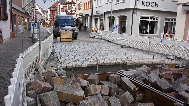 Stellenweise muss das Pflaster in der Karlstadter Hauptstraße längst repariert werden. Auf eine Spur aus glatteren Steinen ohne spürbare Fugen werden Rollatorennutzer und Rollstuhlfahrer aber noch etwas warten müssen.