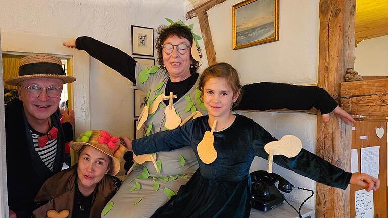 Das Wohnzimmertheater wird bespielt von Oliver Trahndorff, Barbara Trahndorff, Ivona Jera und Naёlle Züllig (von links). Das Wohnzimmertheater wird bespielt von Oliver Trahndorff, Barbara Trahndorff, Ivona Jera und Naёlle Züllig (von links).