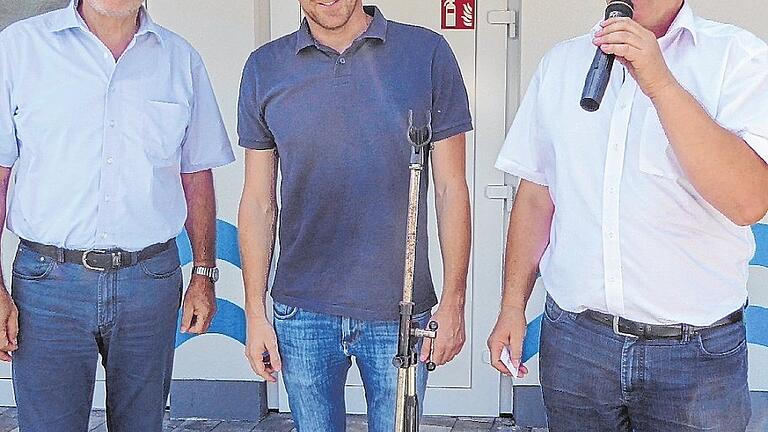 &bdquo;Ein tolles Bad&ldquo;, meint Thomas Lurz bei der Eröffnung des Badfestes durch Landrat Eberhard Nuß (links) und Bürgermeister Hermann Geßner.