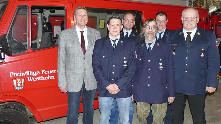 Geehrte und Redner bei der Westheimer Feuerwehr waren (von links) Landrat Robert Finster, Martin Müller, Kommandant Marcus Müller, Armin Prappacher, Marco Wolf und Kreisbrandinspektor Günter Wilhelm.