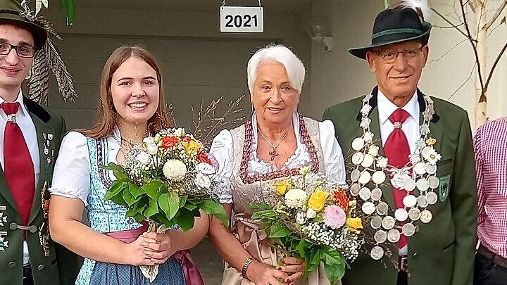 Aw: AW: Königsschießen Poppenroth - Die Schützengilde Poppenroth hat ein neues Königshaus: Robin Hood Christoph Metz (von links), Jugendkönigin Emma Karollus, Schützenliesel Uschi Di Fabio, Schützenkönig Bruno Di Fabio und Jugend Robin Hood Phillip Metz. Aw: AW: Königsschießen Poppenroth - Die Schützengilde Poppenroth hat ein neues Königshaus: Robin Hood Christoph Metz (von links), Jugendkönigin Emma Karollus, Schützenliesel Uschi Di Fabio, Schützenkönig Bruno Di Fabio und Jugend Robin Hood Phillip Metz.
