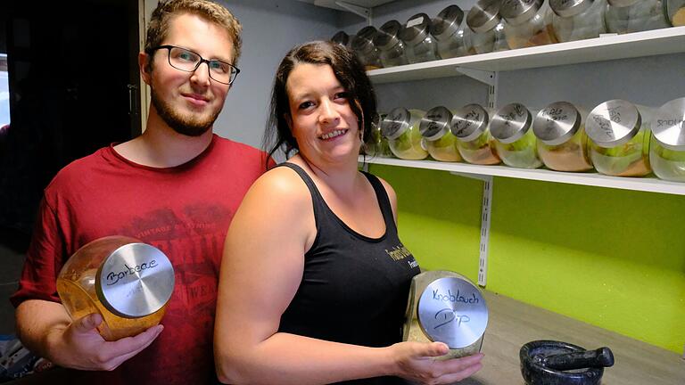 Franziska Merz und ihr Partner Martin Würth betreiben das Start-up 'Franzis Gewürzekammer' in Althausen bei Bad Königshofen. Franziska Merz und ihr Partner Martin Würth betreiben das Start-up 'Franzis Gewürzekammer' in Althausen bei Bad Königshofen.