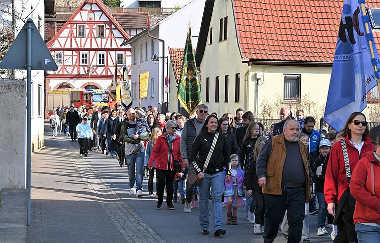 Ein Festzug zog am Sonntag durch Karbach zur Mehrzweckhalle, wo ein Festgottesdienst mit Bischof Franz Jung stattfand. Anlass war das 1250-jährige Bestehen der Ortschaft. Ein Festzug zog am Sonntag durch Karbach zur Mehrzweckhalle, wo ein Festgottesdienst mit Bischof Franz Jung stattfand. Anlass war das 1250-jährige Bestehen der Ortschaft.