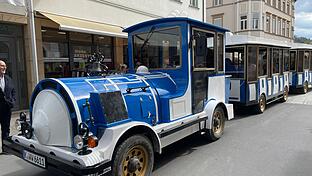 Das Kurbähnle in Bad Kissingen gibt es aktuell sowohl in gelb-grün, als auch in blau-weiß. Die gelb-grüne Bahn soll demnächst aber auch neu lackiert werden, sodass die beiden Züge bald einheitlich blau-weiß sein werden.