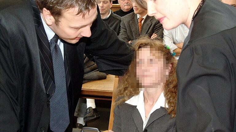 Gericht - Simone S. während des Prozesse 2004 umringt von ihren Anwälten Gericht - Simone S. während des Prozesse 2004 umringt von ihren Anwälten
