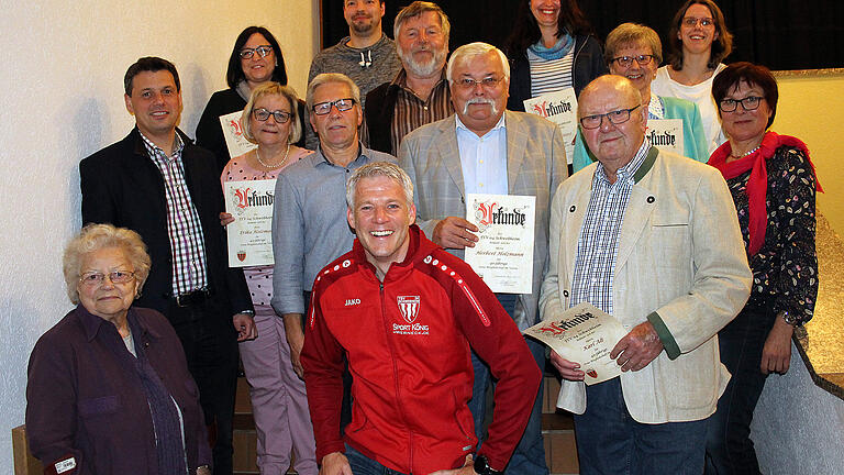 Vorsitzender Thorsten Grimm (vorne Mitte) konnte viele Mitglieder für ihre Treue zum TSV auszeichnen. Vorsitzender Thorsten Grimm (vorne Mitte) konnte viele Mitglieder für ihre Treue zum TSV auszeichnen.