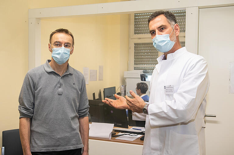Dr. Benedikt Weißbrich (links) untersucht mit seinem Team die Proben im Labor, Prof. Christoph Schoen empfängt die zu testenden Personen im Trakt D20.