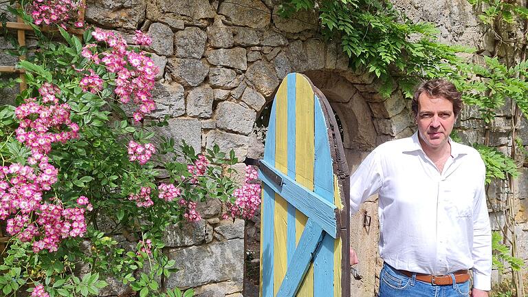 Karl Ludwig Freiherr zu Guttenberg auf dem Weg in den Rosengarten. Den pflegt seine Mutter Ines - und der soll weiterhin privat bleiben. Foto: Susanne Will - Karl Ludwig Freiherr zu Guttenberg auf dem Weg in den Rosengarten. Den pflegt seine Mutter Ines - und der soll weiterhin privat bleiben. Foto: Susanne Will Karl Ludwig Freiherr zu Guttenberg auf dem Weg in den Rosengarten. Den pflegt seine Mutter Ines - und der soll weiterhin privat bleiben. Foto: Susanne Will - Karl Ludwig Freiherr zu Guttenberg auf dem Weg in den Rosengarten. Den pflegt seine Mutter Ines - und der soll weiterhin privat bleiben. Foto: Susanne Will
