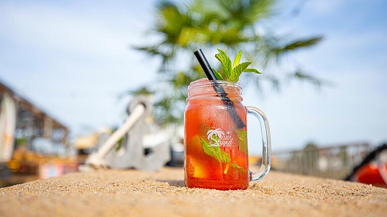 Lieblings-Cocktail ohne Alkohol: die Rhabarber-Limonade am Stadtstrand in Haßfurt (Lkr. Haßberge). Lieblings-Cocktail ohne Alkohol: die Rhabarber-Limonade am Stadtstrand in Haßfurt (Lkr. Haßberge).